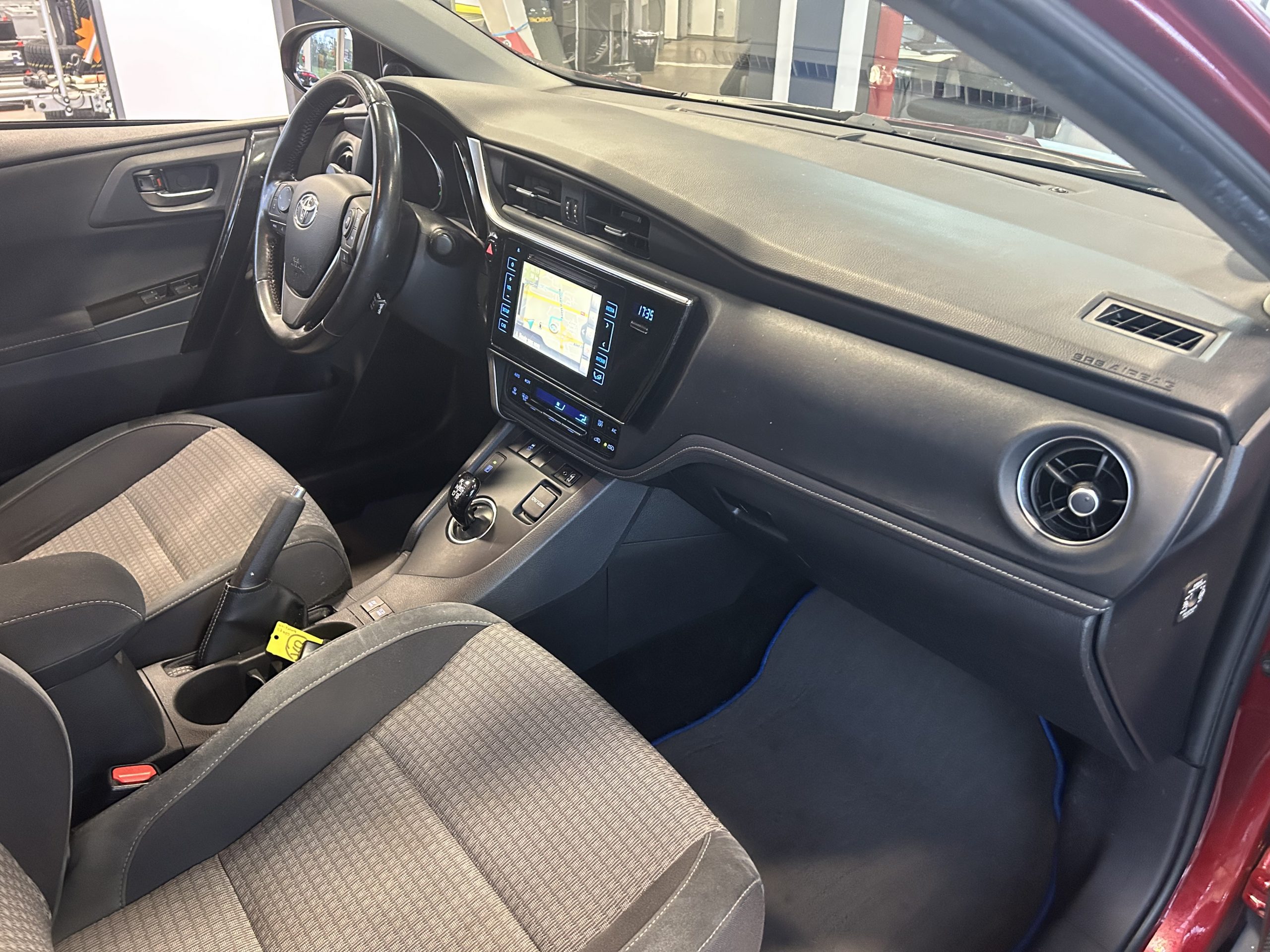 TOYOTA AURIS II (2) 1.8 HYBRIDE 136 DESIGN AUTO – Image 8