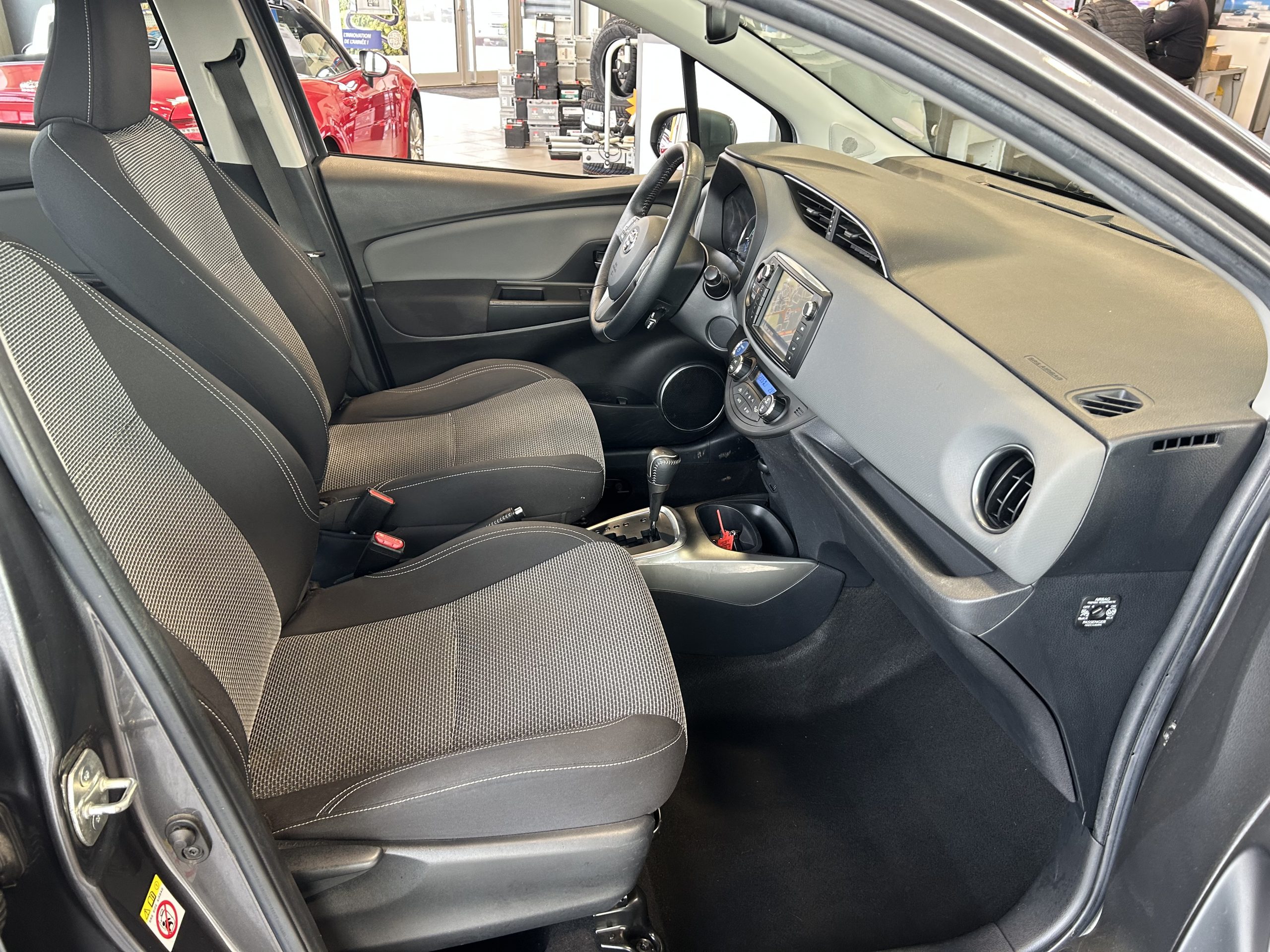 TOYOTA YARIS III (2) HYBRID 100H DYNAMIC 5P – Image 9