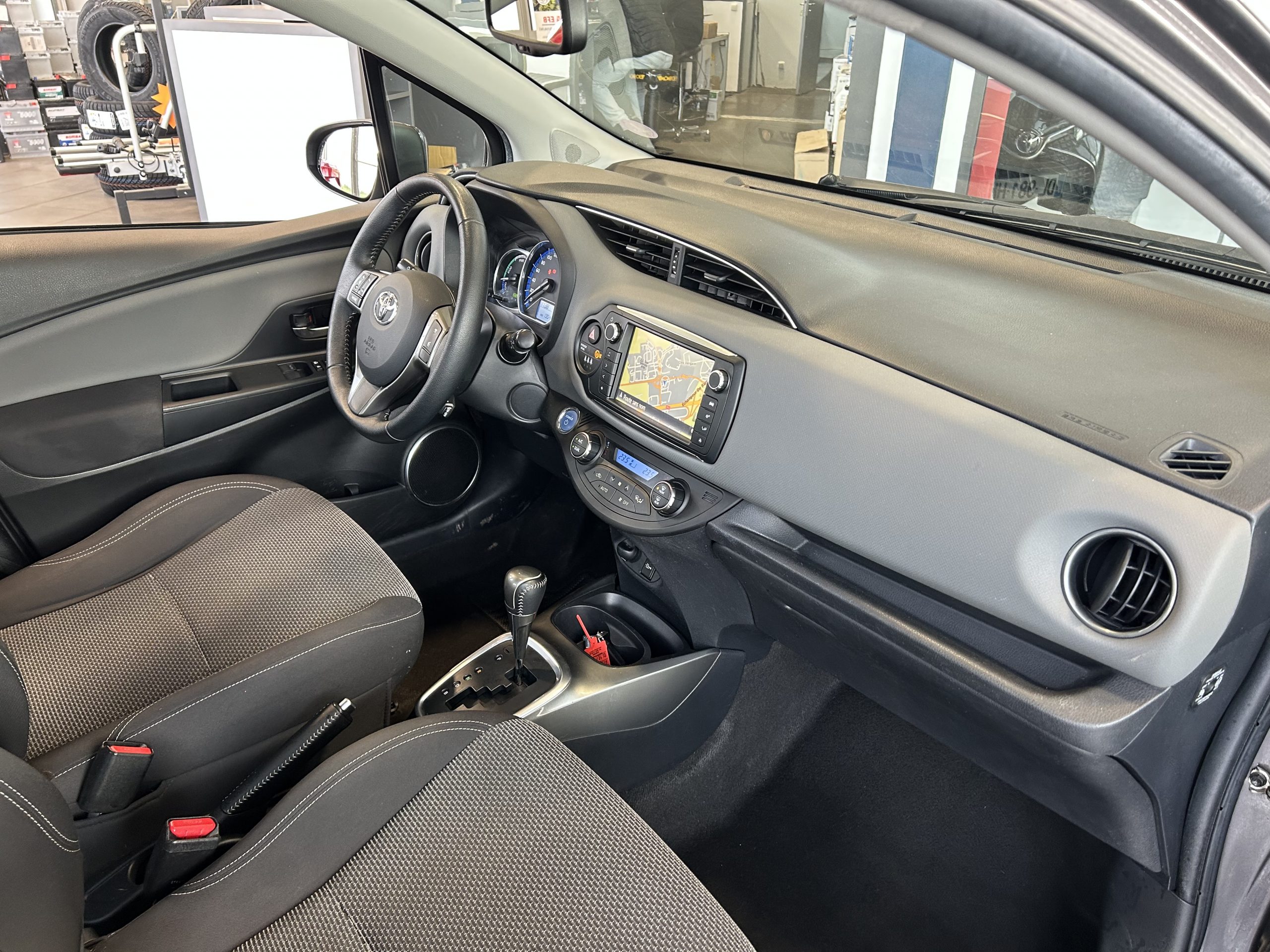 TOYOTA YARIS III (2) HYBRID 100H DYNAMIC 5P – Image 8