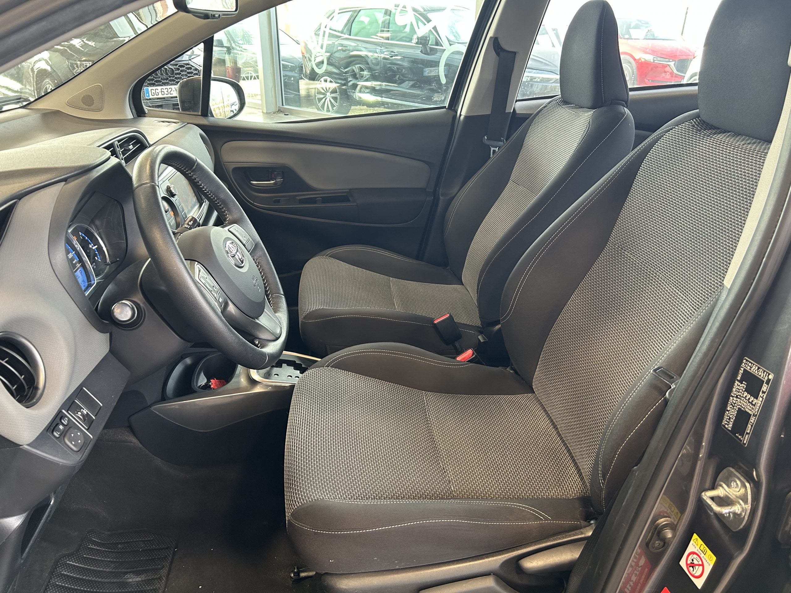 TOYOTA YARIS III (2) HYBRID 100H DYNAMIC 5P – Image 7