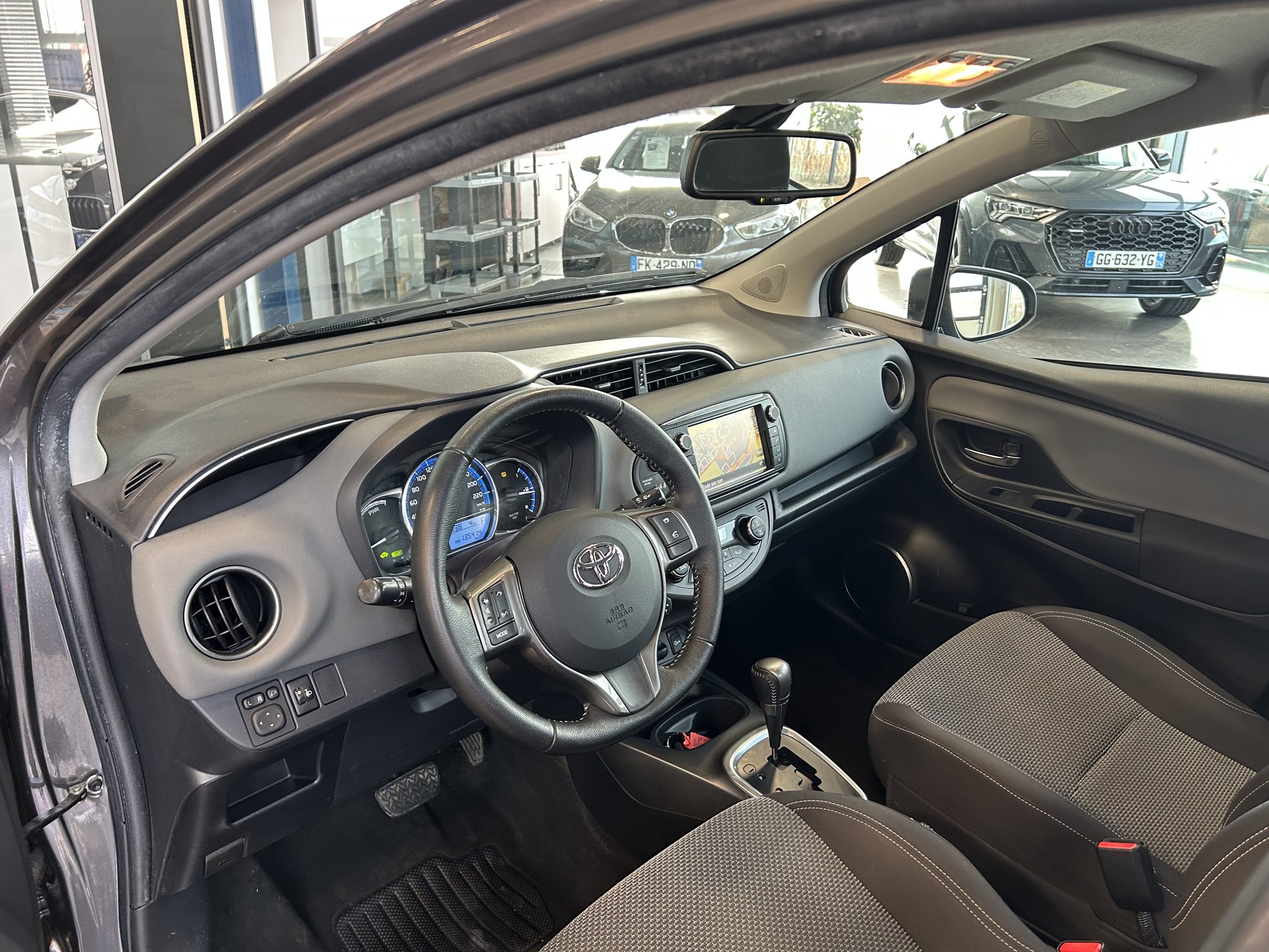 TOYOTA YARIS III (2) HYBRID 100H DYNAMIC 5P – Image 6