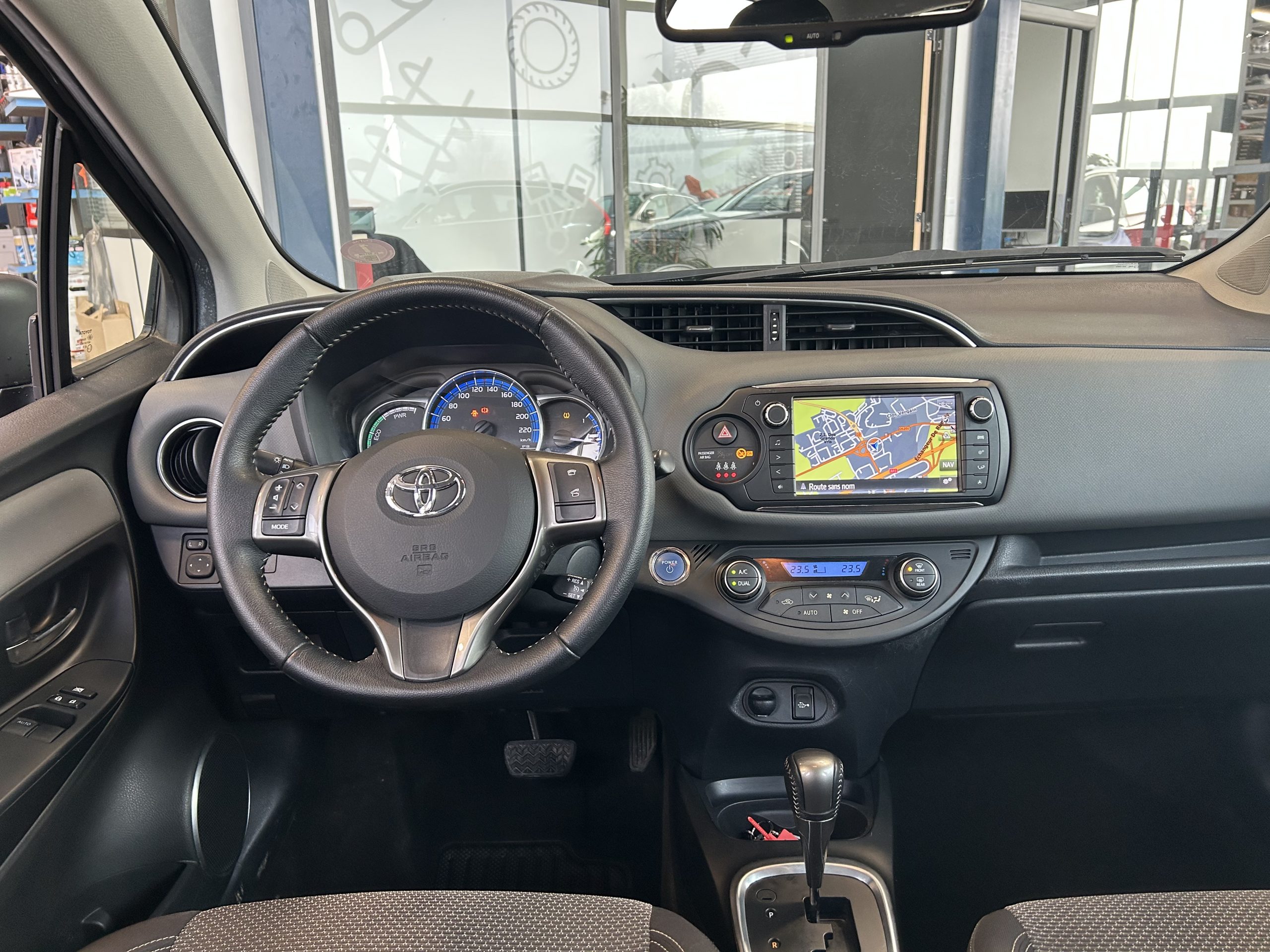 TOYOTA YARIS III (2) HYBRID 100H DYNAMIC 5P – Image 5