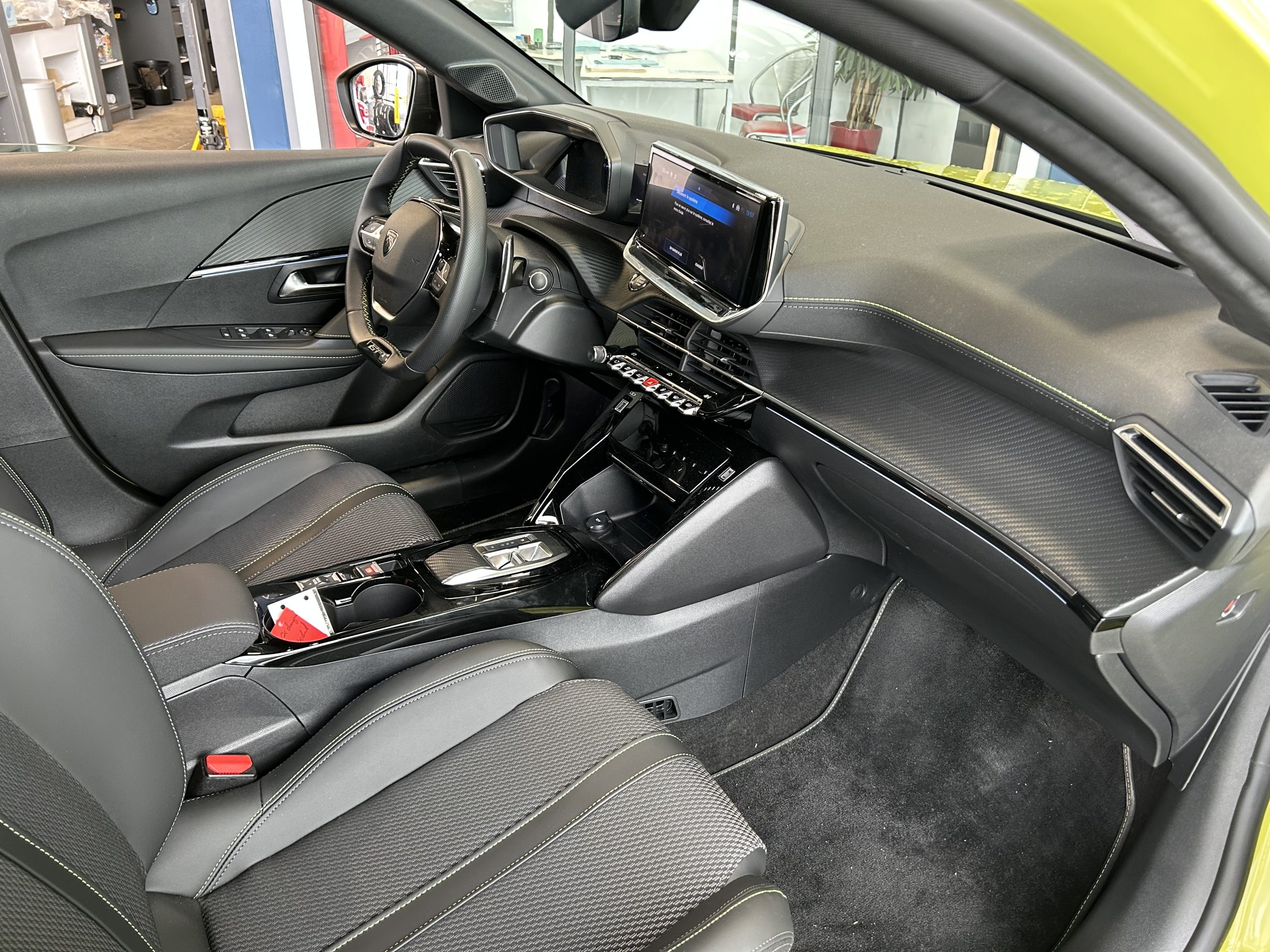 PEUGEOT 208 II (2) 1.2 HYBRID 100 GT E-DCS6 – Image 8