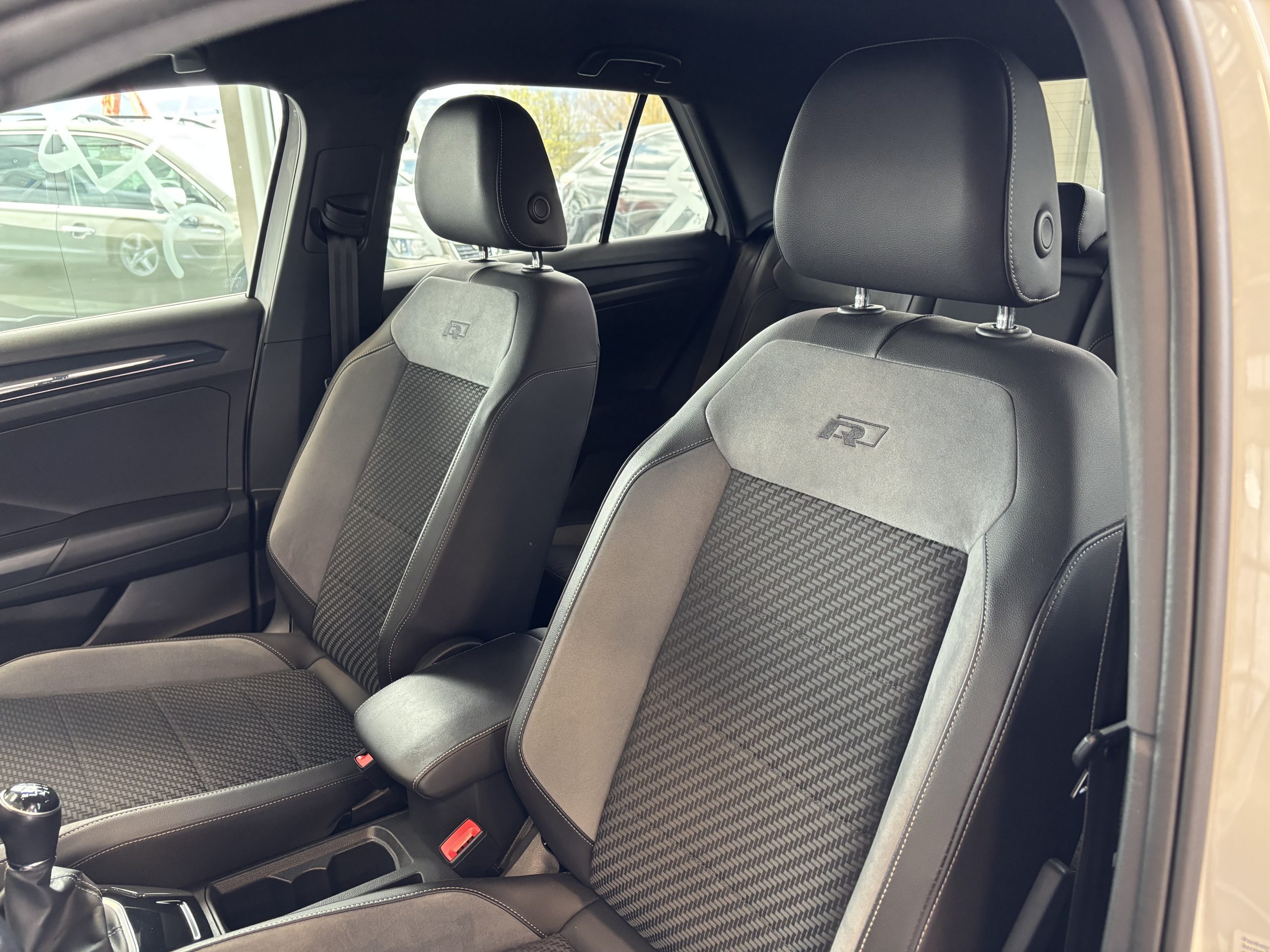 VOLKSWAGEN T-ROC 1.5 TSI 150 EVO R-LINE – Image 9